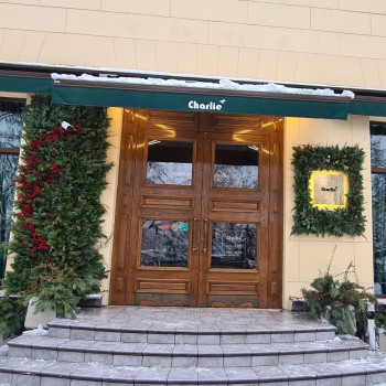 Панно из живой хвои (Оформление входной группы)