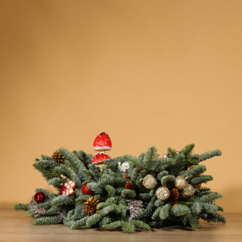 Композиция из нобилиса с соломенным декором